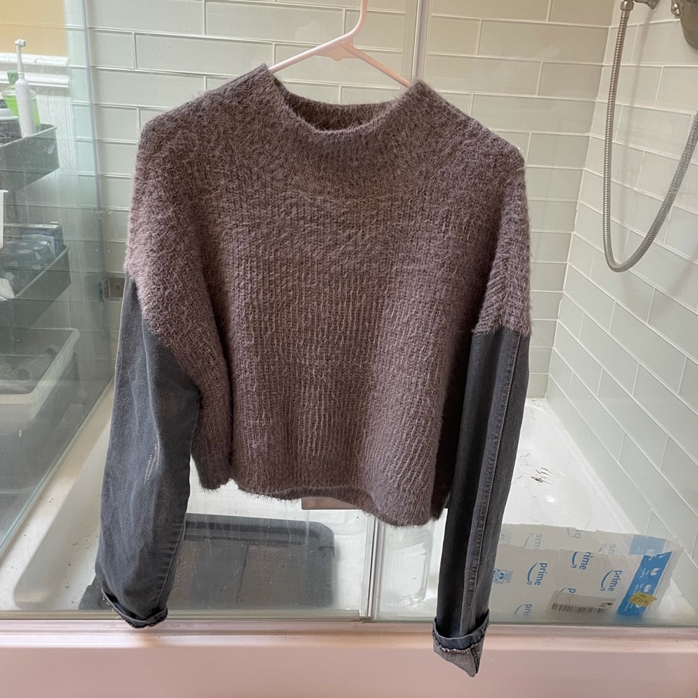 Grey sweater with denim sleeves